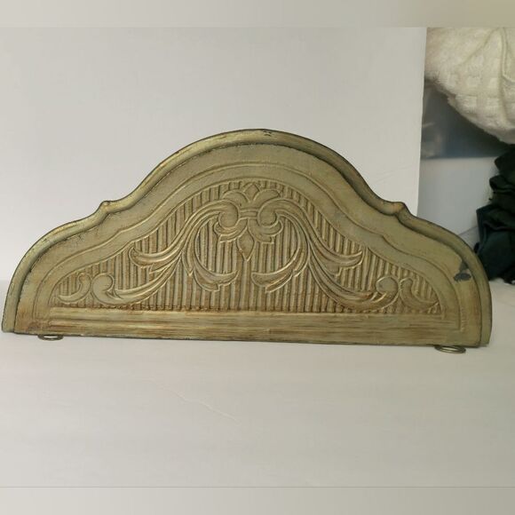 Pair of Vintage Florentine molded gilt resin wall shelves - Picture 5 of 10